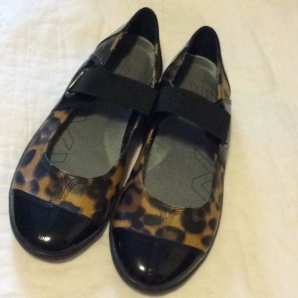 Dkny Shoes - Women’s DKNY, Maryjane,leopard,slip-on,size 8 1/2.